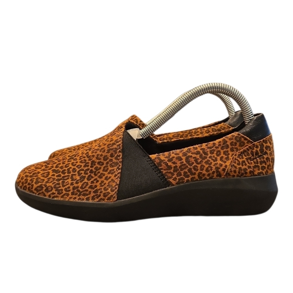 CLARKS KAYLEIGH STEP LOAFERS. BROWN CHEETAH SUEDE PRINT. SIZE 7.5